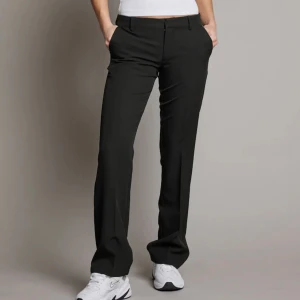 Kostymbyxor  - Skit snygga kostymbyxor. Det är inte exakt dem på första bilden men nästintill lika. Dem är randiga se andra bilden. 