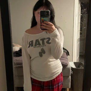 lång ärmad tröja - Fin lång ärmad tröja som e tunn att ha, köpt från plick. Storlek S skulle jag säga🫶 kontakta mig om ni har några frågor<3