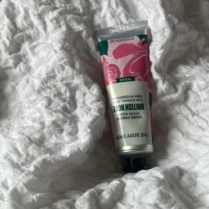 Säljer ny the body shop handkräm - Bra i skick, inte riktig så passande lukt för mig, helt ny, säljer för om nån jar velat ha ngt från the body shop eftersom dem ska gå i konkurs!