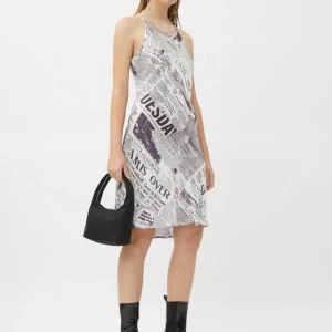 Vit klänning med tidningsmönster - En newspaper noelle dress från Weekday. Den faller lätt mot kroppen och har ett slags skimmer till den 💖jag köpte den från weekday för flera år sedan, så den är svår att hitta numera! Nypris 550 kr men säljer för 250 kr~ kan MÖTAS UPP i sthlm 🌷