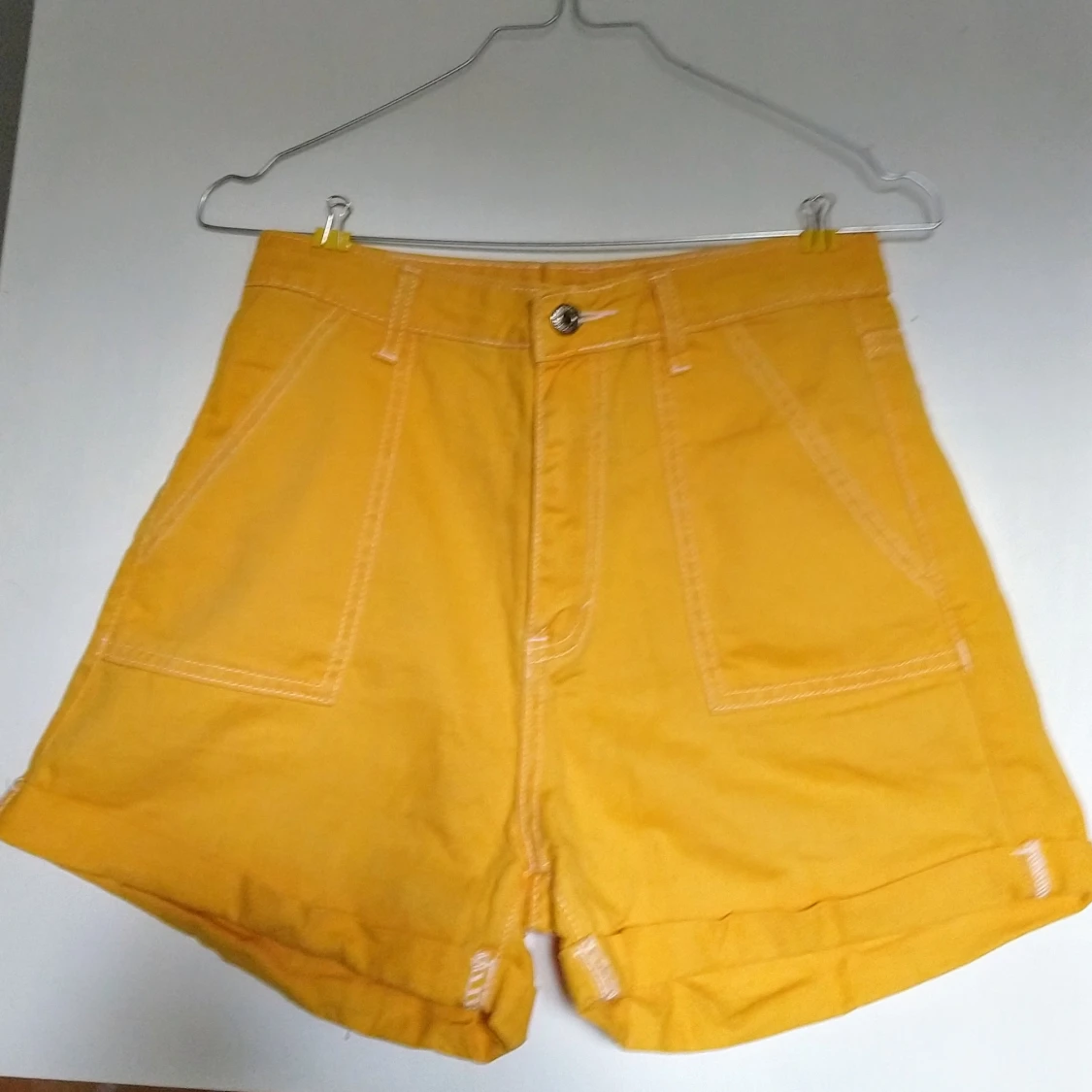 Brandgula shorts 
