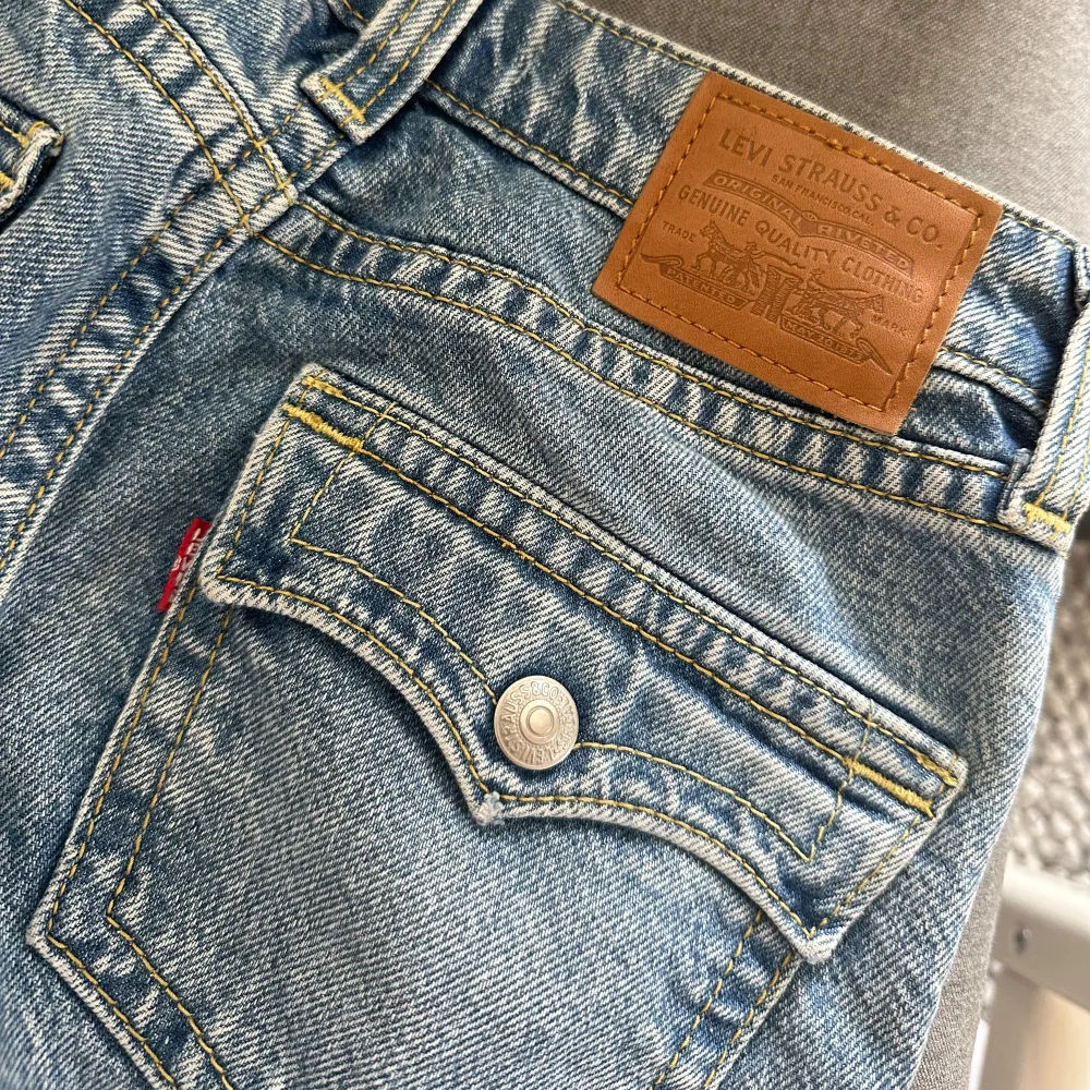 Skit snygga lågmidjade Levis jeans . Köpta för 1400kr och är nästan aldrig använda!!. Jeans & Byxor.