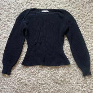 Marinblå zara tröja  - Jätte fin stickad zara tröja som inte längre kommer till användning i en marinblå färg💗Går in lite i midjan så den sitter jätte fint på💗💗