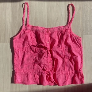 Topp - Så söt rosa topp med små rosetter 🎀 perfekt till sommaren💓