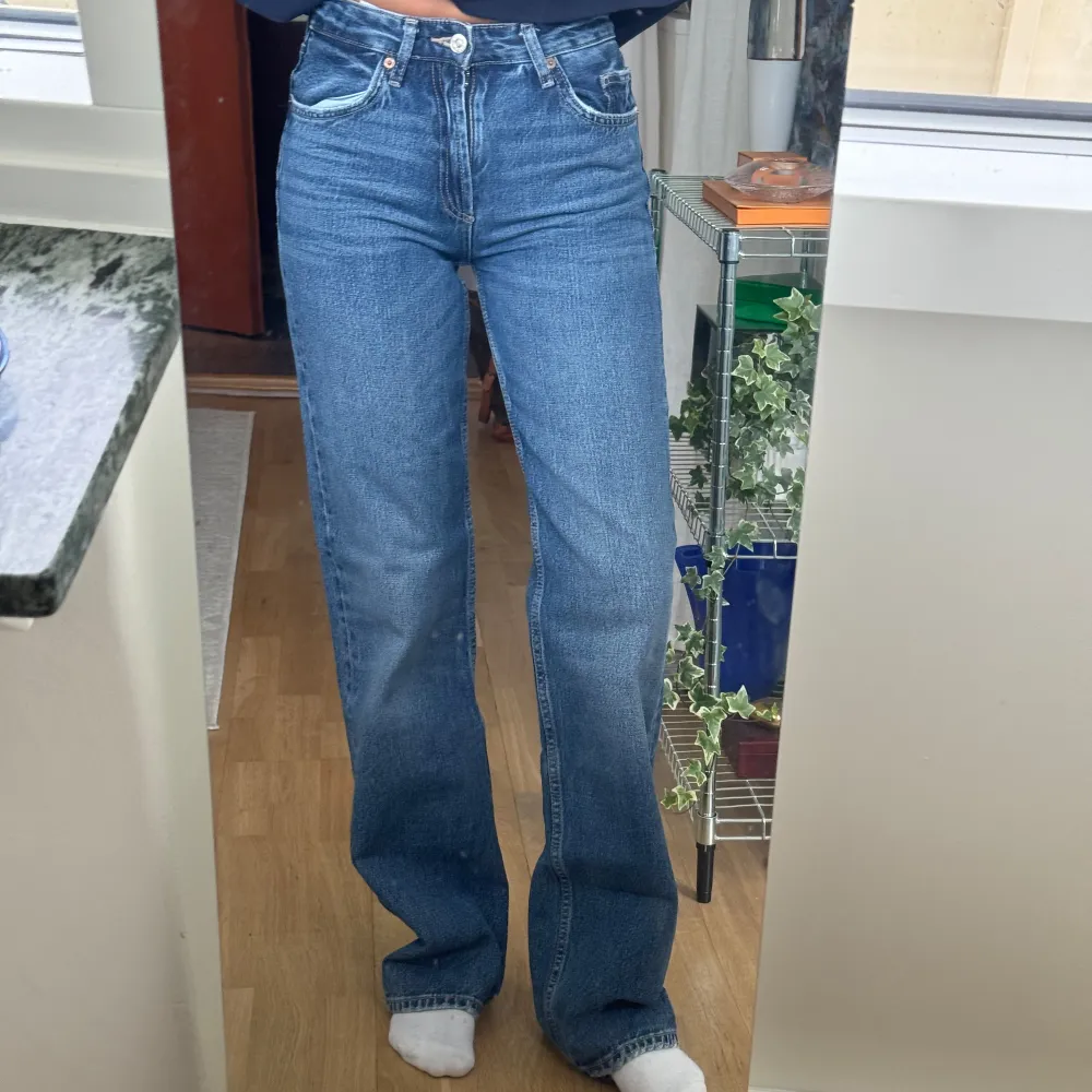 mörkblå jeans. Jeans & Byxor.