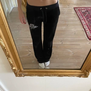 Lågmidjade svarta juicy couture byxor   - Byxor med texten ”in juicy we trust” på rumpan och en  logga på höger lår💕 köpte den för 1250kr för några år sedan, inga defekter och inte så ofta använd🫶 säljer pga lite för stora för mig men väldigt strechigt material Skriv för fler bilder💕