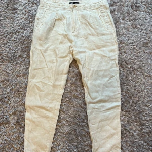 Linnebyxor från zara - Snygga linnebyxor från Zara som tyvärr var för små för mig! Helt nya har bara legat i garderoben i 3 veckor.  De är i storlek 42