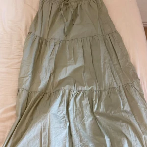 Lång kjol - Säljer denna jätte fina lång kjol. Den är köpt på nätet för 300, säljer pågrund av att den inte är min stil. Skriv för fler bilder och eventuella imperfektioner. Går att pruta, använd köp nu, köpare står för frakt.