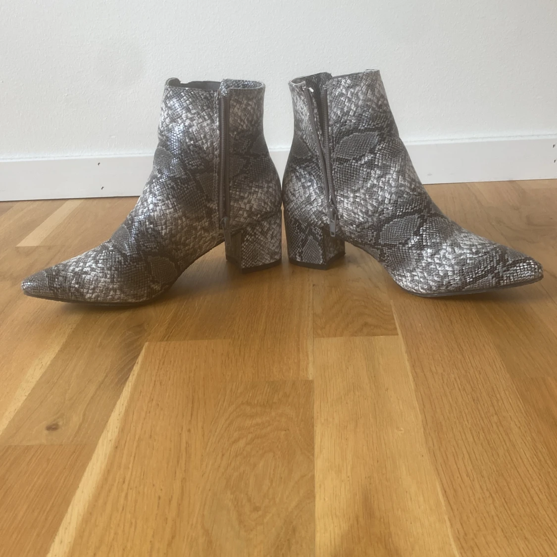Klackskor med ormskinnsmönster  - 90