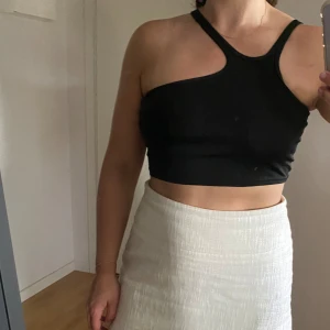 Linne - Svart croptop från Solado, storlek M. Fint skick!🖤
