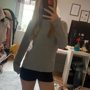 Stickad grå tröja - Säljer denna jätte sköna fina stickade tröjan köpt från Vero Moda!💗 Sparsamt använd och kommer med en defekt som är synlig men därav priset💖 