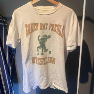 Vintage T-shirt med snygg passform, krämvit färg perfekt till sommaren. Sitter som en liten M. 