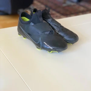 Airzoom mercurial nike fotbollsklubb  - Storlek 38,5 dem är använda men ändå väldigt bra skick jag kan tyvärr inte frakta så ni får komma med förslag vart ni vill mötas upp min bank id strular så ända allternativ är swish 
