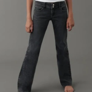 Flare pocket jeans från Gina Young💘 - Säljer ett par lågmidjade grå/svarta jeans från Gina Young 146-152 ✨ (Slutsålda) Fint skick!! 