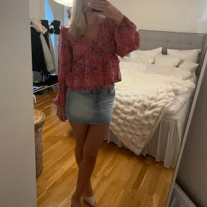 Blus - säljer denna somriga blus från bikbok. använd fåtal gånger så jättebra skick!