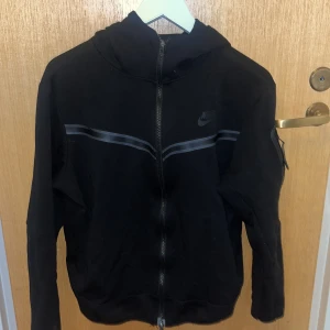 Nike tack fleece  - Säljer denna tröja för använder inte den längre, då den har blivit mindre för mig Storlek: S den passar XS