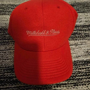 Märke keps nytt står för frakten  - Märke mitchell & ness Aldrig använd Passar till alla  Skicka alltid bild innan skickas iväg Står för frakten 