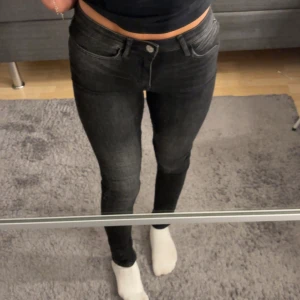 Calvin klein jeans - Jätte snygga calvin klein jeans med mid waist, aldrig använda utan enbart testade så skick 10/10. Storlek 16år som motsvarar ungefär 34. Nypris då jag köpte dem var ungefär 900kr men jag säljer för 300kr. Jag tror inte att dom säljs längre.