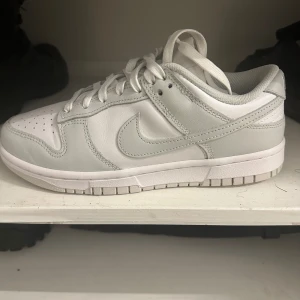 Nike dunk gråa - Säljer mina dunks som jag endast har använt 1 gång. De är i princip nya. Storlek 38,5. Kan skicka bilder vid intresse. 