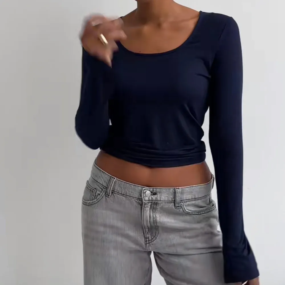 Säljer min långärmade soft jersey top från Gina, storlek S. Superskön & stretchig! Den är normal i längden & har vida ärmar ⭐️. Yläosat.