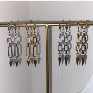 Örhängen  - Jättefina örhängen i rostfritt stål 💓Modell ”Iris” finns i både guld och silver 