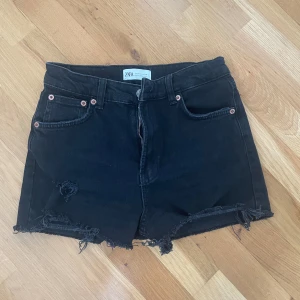 Zara shorts  - Säljer de här shortsen för de inte passar mig längre, de är i bra skick och har inga defekter. Pris kan diskuteras!