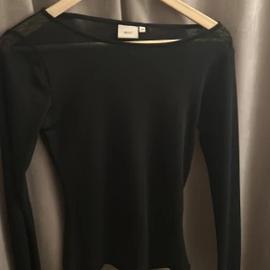 Intemismi liknade tröja från nelly - En jätte fin intemismi liknade tröja från Nelly i stolek M men passar som s och är i ny stick kontakta om frågor eller fler bilder