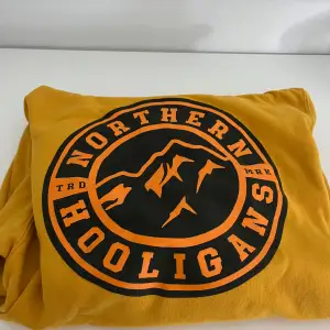 Säljer min Northern hooligans hoodie som ja använt max 5 gånger 