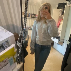 Topp med öppen rygg - Världens sötaste topp med spets på ärmarna och öppen rygg som tyvärr aldrig kommer till användning🥲Toppen är från hm och i strl M, passar mig som brukar ha xs💕