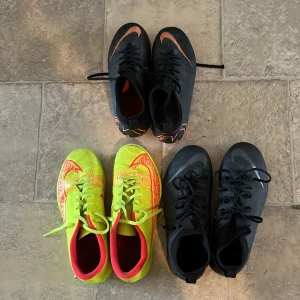 Fotbollskor  - 3 par fotbollskor 2 inomhus o en utomhus. Använda men e fortfarande i bra skicka. Dom gröna är i strl 38,5. Helsvarta strl  37,5. Svart orange strl 36. De bara o skriva om ni har några frågor. 200 kr för alla 80 kr styck. Pris går o diskutera.