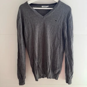 Tröja från J.lindeberg - Snygg tröja från J.Lindeberg! Dock är det hål i ryggen och på armen. 