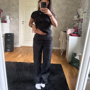 Madlady kostymbyxor  - Randiga kostymbyxor från Madlady. Storlek 32 är lite långa på mig som är 160. Köparen står för frakt. Skriv om ni har frågor💕