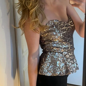 Glitter peplum-topp💛✨ - Festlig topp med små paljetter 💫💫