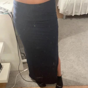 Kjol - Hej säljer denn mörkblå kjolen Aldrig anväd den är helt som ny storlek S 💗