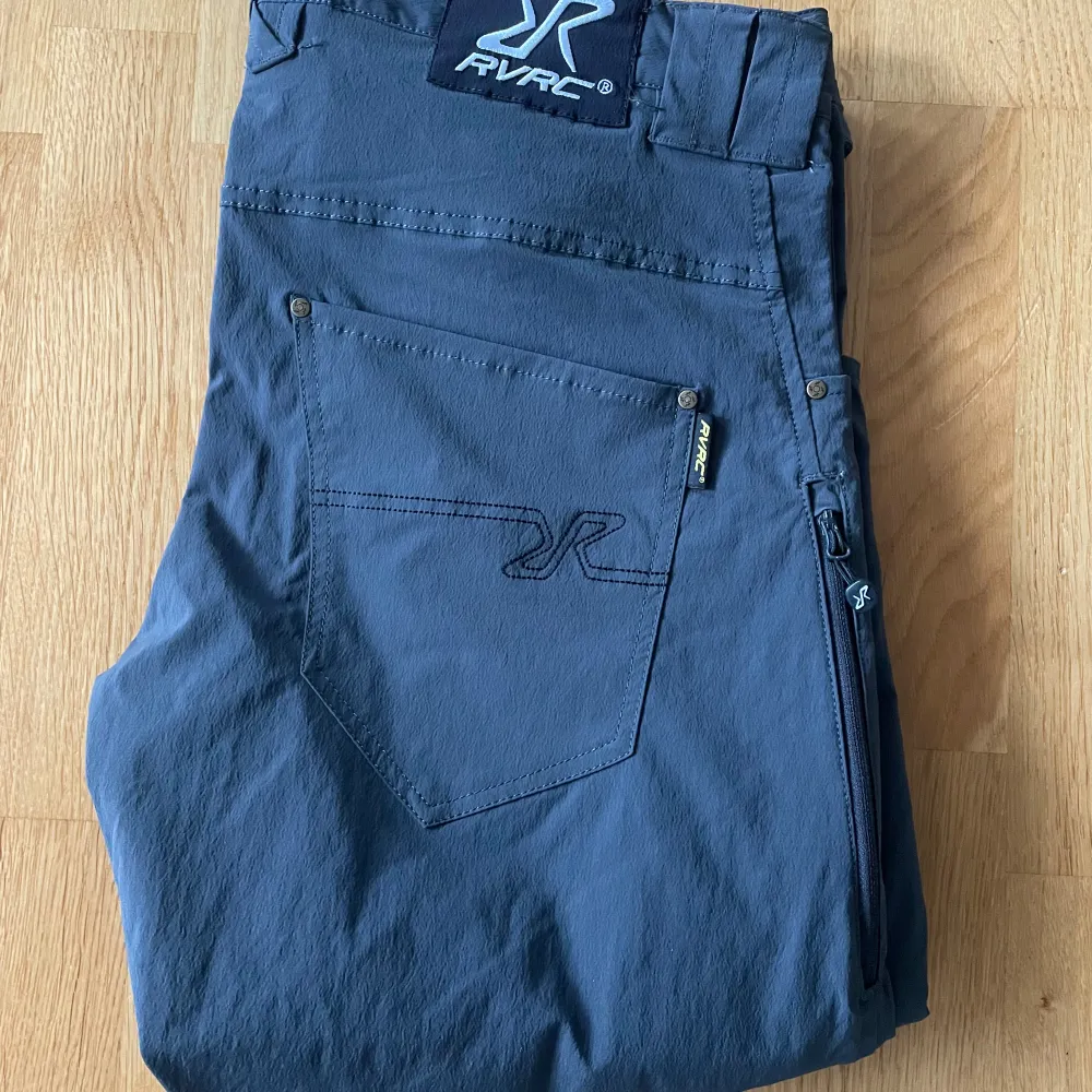 Friluftsbyxor Revolution Race stl L Twisted Outdoor Pants Skick: 8/10 Färg: Grå. Jeans & Byxor.