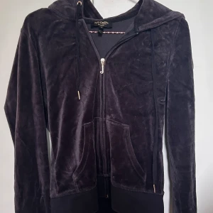 Juicy couture vintege zip tröja - Säljer denna super fina zip tröjan då den tyvärr är för liten. Tröjan har använt ett antal gånger. 