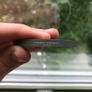 Mason margiela armband frosted metall - Köpte på grailed förra året fast finns inget kvitto drf pris. Engravingen är inte sus och lådan ser bra ut så jag tror. Böjbart så one size