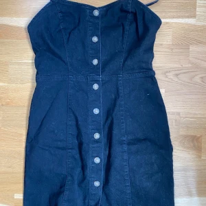 Jeansklänning - Aldrig använd, miniklänning och sitter smickrande