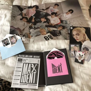 Skz limited album - Säljer detta skz album som innehåller allt utom klistermärken och postcard. Allt annat kommer med. 