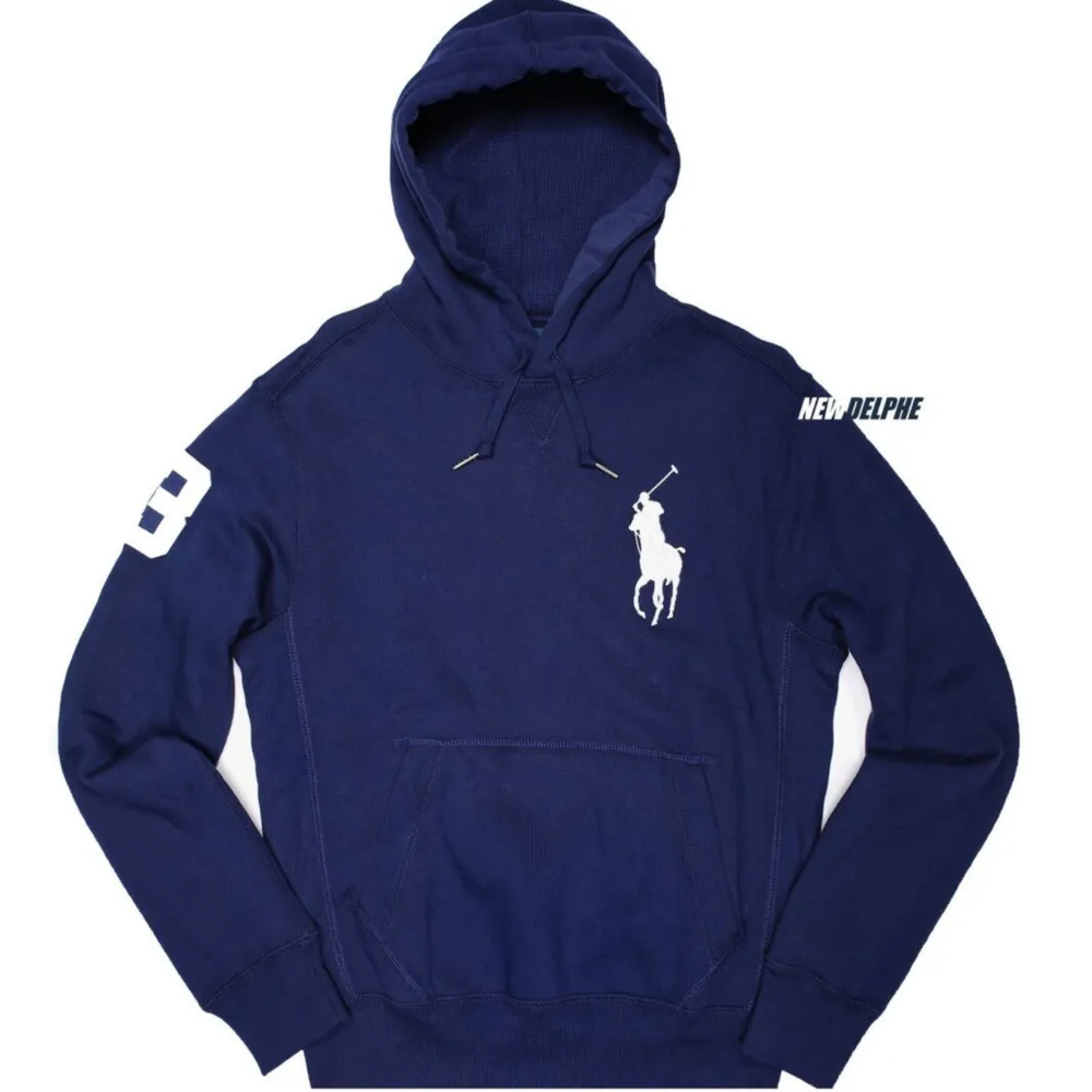 En polo by Ralph Lauren hoodie. Vet tyvärr inte storlek men ungefär S. Hoodies.