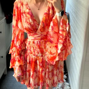 Nakd x Sanna Jörnvik  - Säljer min fina klänning från Sanna Jörnvik x Nakd då den tyvärr inte kommer till användning💞 storlek 36