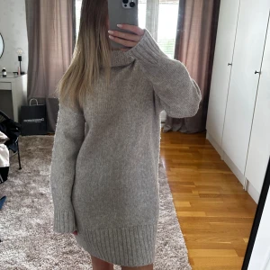 stickad klänning - Väldigt fin stickad klänning från h&m i storlek S som går precis över knäna. Använd endast en gång! köpt för 500 men säljer för 200✨