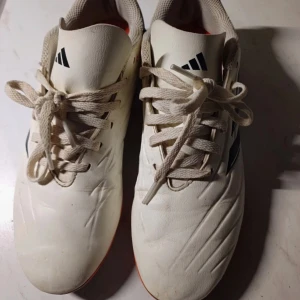 Fotbollskor ute adidas - Använda ett par månader så är i väldigt bra skick 