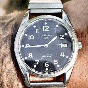 Certina DS  Vintagekläder herrklocka men skulle idag kunna räknas som en unisex modell  Water resistance 100 m Sapphire crystal Funktion datum  Medföljer länk i rostfritt stål och svart läderband 