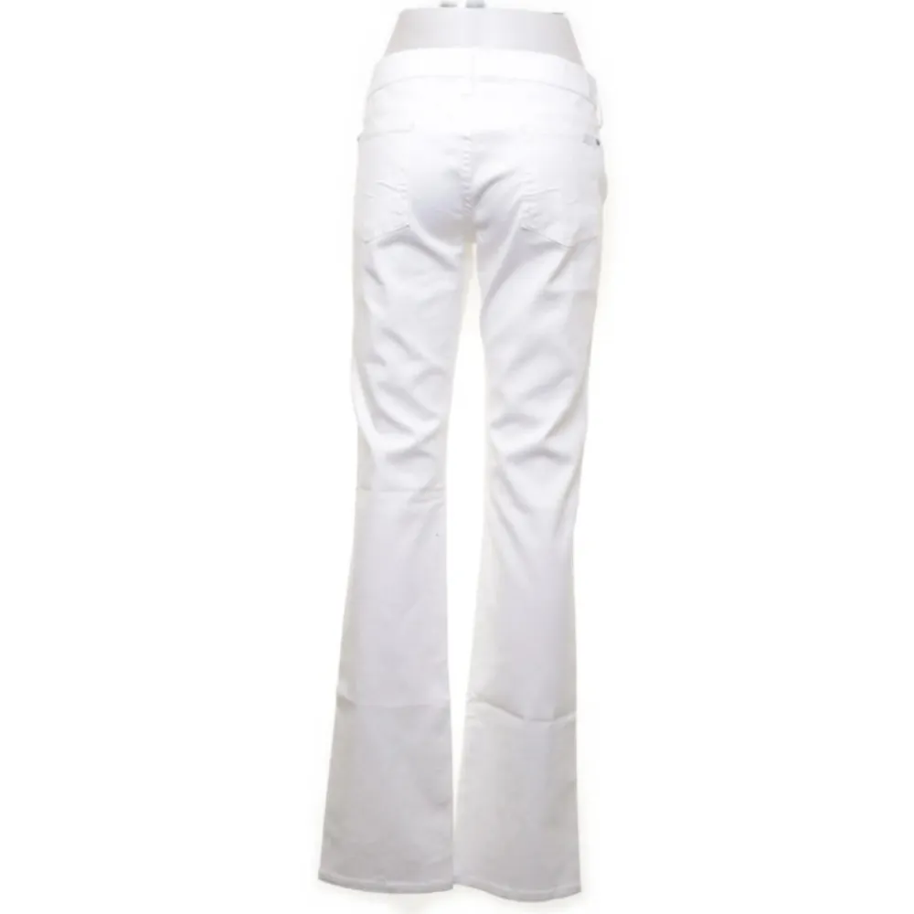 säljer dessa bootcut jeans då dem var förstora för mig. Jeansen är i nytt skick men köpta från sellpy! Pris kan diskuteras! . Farkut & Housut.
