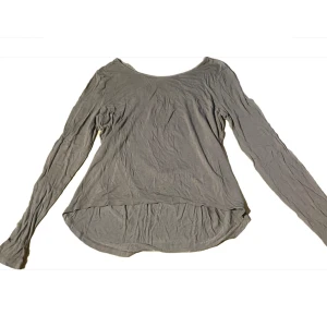 Långärmad, fin baksida  - Långärmad med en så fin baksida!💗luftig och skön 