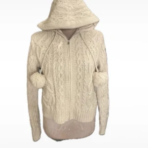 Stickad kofta  - Vit/creamfärgad kofta från zara, knappt använd och i perfekt skick.