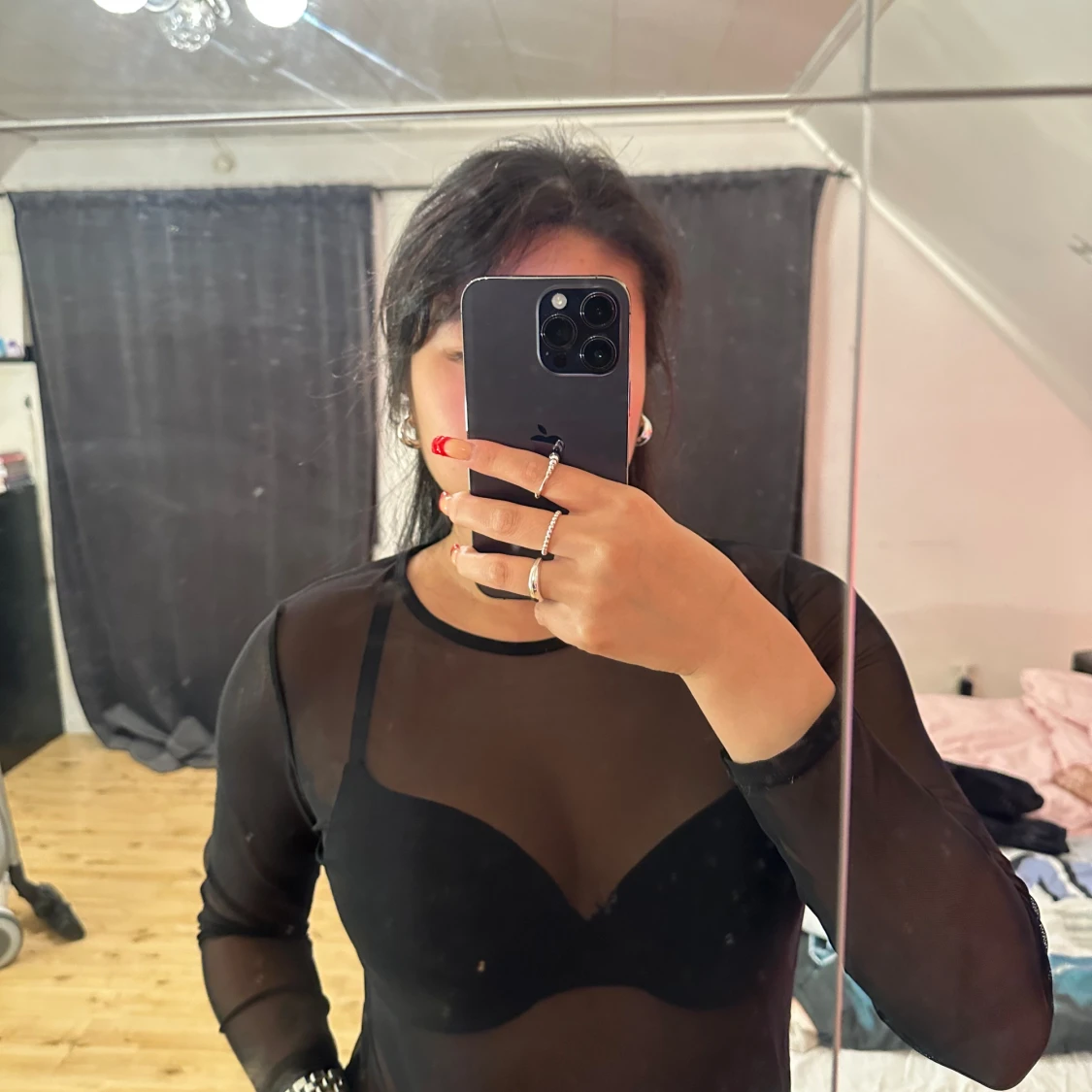 Svart genomsynlig tröja