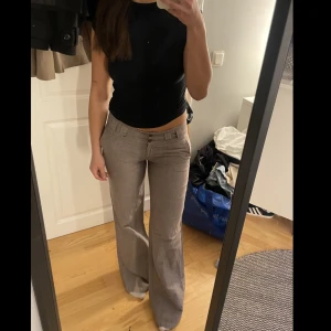 Lågmidjade linnebyxor - Utsvängda linnebyxor med lågmidja. Köpta second hand🌷