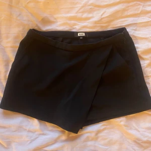 Bikbok  - Säljer dessa fina bikbok shorts som ser ut som en kjol framifrån, storlek xs 